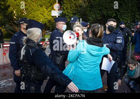 Un gruppo di attivisti ha versato sangue e fatto cadere giocattoli per bambini davanti al Parlamento polacco, in una protesta contro le attività anti-migrazione commissionate dal governo al confine polacco-bielorusso, in particolare contro le politiche di push-back, a Varsavia, Polonia, il 8th ottobre 2021. (Foto di Piotr Lapinski/NurPhoto) Foto Stock