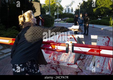 Un gruppo di attivisti ha versato sangue e fatto cadere giocattoli per bambini davanti al Parlamento polacco, in una protesta contro le attività anti-migrazione commissionate dal governo al confine polacco-bielorusso, in particolare contro le politiche di push-back, a Varsavia, Polonia, il 8th ottobre 2021. (Foto di Piotr Lapinski/NurPhoto) Foto Stock