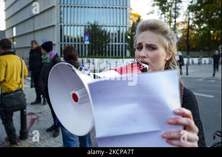 Un gruppo di attivisti ha versato sangue e fatto cadere giocattoli per bambini davanti al Parlamento polacco, in una protesta contro le attività anti-migrazione commissionate dal governo al confine polacco-bielorusso, in particolare contro le politiche di push-back, a Varsavia, Polonia, il 8th ottobre 2021. (Foto di Piotr Lapinski/NurPhoto) Foto Stock