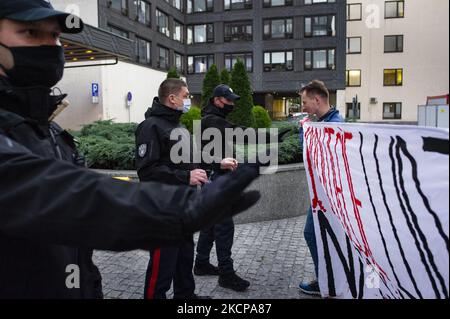 Un gruppo di attivisti ha versato sangue e fatto cadere giocattoli per bambini davanti al Parlamento polacco, in una protesta contro le attività anti-migrazione commissionate dal governo al confine polacco-bielorusso, in particolare contro le politiche di push-back, a Varsavia, Polonia, il 8th ottobre 2021. (Foto di Piotr Lapinski/NurPhoto) Foto Stock