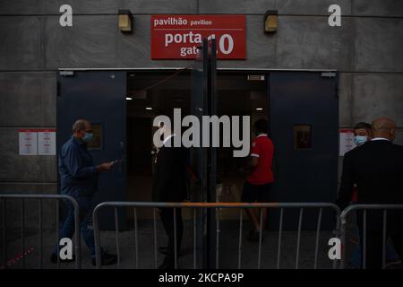 Un grande gruppo di persone in attesa di votare per il nuovo presidente dello Sport Lisboa e Benfica , il 9 ottobre 2021, allo stadio Luz di Lisbona, in Portogallo. Oggi si svolgono le elezioni per il nuovo Presidente dello Sport Lisboa e Benfica. L'ex giocatore Rui Costa è il principale candidato e compete contro Francisco Benitez. (Foto di Nuno Cruz/NurPhoto) Foto Stock