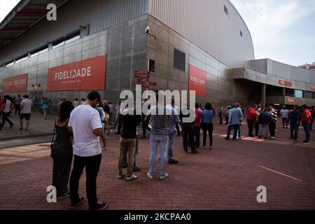 Un grande gruppo di persone in attesa di votare per il nuovo presidente dello Sport Lisboa e Benfica , il 9 ottobre 2021, allo stadio Luz di Lisbona, in Portogallo. Oggi si svolgono le elezioni per il nuovo Presidente dello Sport Lisboa e Benfica. L'ex giocatore Rui Costa è il principale candidato e compete contro Francisco Benitez. (Foto di Nuno Cruz/NurPhoto) Foto Stock