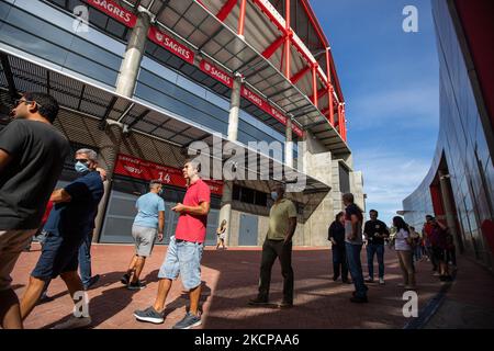 Un grande gruppo di persone in attesa di votare per il nuovo presidente dello Sport Lisboa e Benfica , il 9 ottobre 2021, allo stadio Luz di Lisbona, in Portogallo. Oggi si svolgono le elezioni per il nuovo Presidente dello Sport Lisboa e Benfica. L'ex giocatore Rui Costa è il principale candidato e compete contro Francisco Benitez. (Foto di Nuno Cruz/NurPhoto) Foto Stock