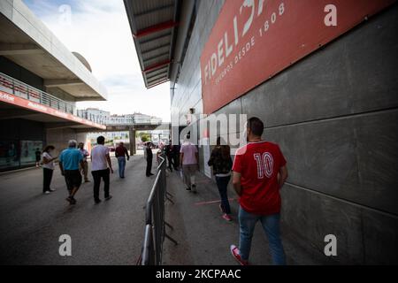 Un uomo in coda in attesa di votare nella maglietta Benfica 10 indossata da Rui Costa quando giocava , il 9 ottobre 2021, allo stadio Luz di Lisbona, in Portogallo. Oggi si svolgono le elezioni per il nuovo Presidente dello Sport Lisboa e Benfica. L'ex giocatore Rui Costa è il principale candidato e compete contro Francisco Benitez. (Foto di Nuno Cruz/NurPhoto) Foto Stock