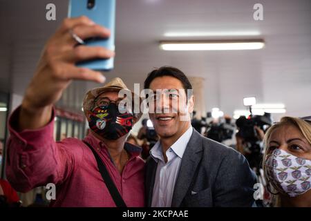 Rui Costa, candidato al Presidente dello Sport Lisboa e Benfica, scatta foto ai tifosi, il 9 ottobre 2021, allo Stadio Luz di Lisbona, Portogallo. Oggi si svolgono le elezioni per il nuovo Presidente dello Sport Lisboa e Benfica. L'ex giocatore Rui Costa è il principale candidato e compete contro Francisco Benitez. (Foto di Nuno Cruz/NurPhoto) Foto Stock