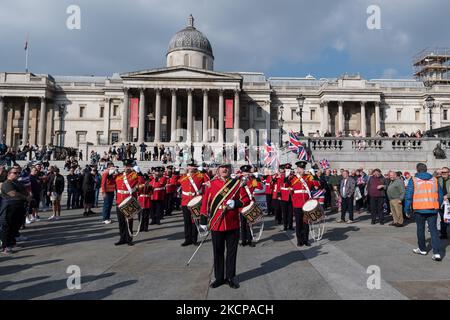 LONDRA, REGNO UNITO - 09 OTTOBRE 2021: La band marching suona mentre i sindacalisti e i lealisti dell'Irlanda del Nord si riuniscono a Trafalgar Square prima di marciare a Downing Street in una protesta contro il protocollo dell'Irlanda del Nord, Ciò che essi sostengono compromette la posizione dell'Irlanda del Nord come parte del Regno Unito creando una frontiera commerciale sul Mare d'Irlanda il 09 ottobre 2021 a Londra, Inghilterra. La prossima settimana, l’UE è destinata a presentare nuove proposte per il protocollo dell’Irlanda del Nord, che è stato implementato dopo la Brexit per proteggere l’accordo del Venerdì Santo mantenendo l’Irlanda del Nord allineata con l’UE Foto Stock