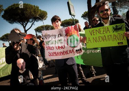 La gente partecipa ad una manifestazione a Roma, in Italia, il 9 ottobre 2021 di fronte al Ministero della transizione ecologica da parte di gruppi di attivisti climatici, che hanno contestato le scelte del governo e affermano che si tratta solo di un' operazione di lavaggio verde. Gli attivisti ritengono che la riconversione ecologica debba essere radicale e immediata. (Foto di Andrea Ronchini/NurPhoto) Foto Stock