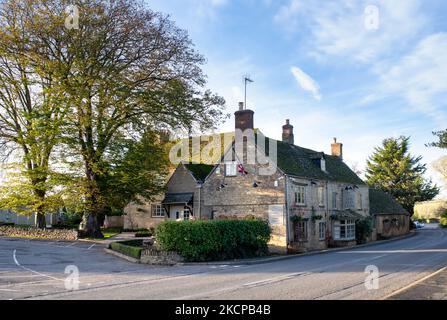 Il pub Red Lion in autunno. Long Compton, Warwickshire, Inghilterra Foto Stock