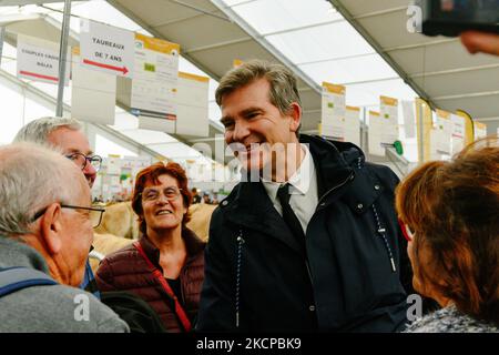 2021-10-06, Francia. Arnaud Montebourg, ex Ministro dell'Economia e candidato alle elezioni presidenziali del 2022, parla con i visitatori, al Sommet de l'Elevage 30th (summit zootecnico) a Cournon d Auvergne, vicino a Clermont Ferrand. (Foto di Adrien Fillon/NurPhoto) Foto Stock