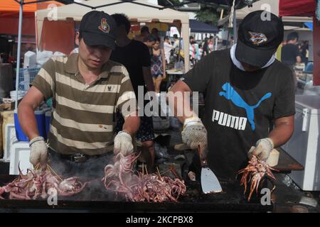 Cuochi cinesi che preparano calamari su un bastone durante il Taste of Asia Festival a Markham, Ontario, Canada. (Foto di Creative Touch Imaging Ltd./NurPhoto) Foto Stock