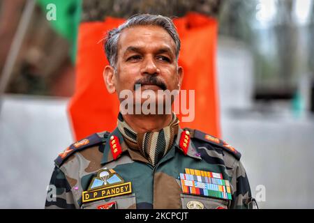 Il tenente generale Devendra Pratap Pandey AVSM, VSM, a tre stelle di grado generale dell'esercito indiano è visto durante l'inaugurazione della Nuova Scuola Parivaar per i Bambini speciali a Baramulla, Jammu e Kashmir, India il 10 ottobre 2021. (Foto di Nasir Kachroo/NurPhoto) Foto Stock