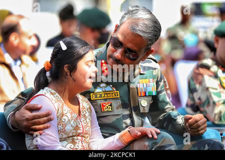 Il tenente generale Devendra Pratap Pandey AVSM, VSM, generale a tre stelle dell'esercito indiano, si siede con una ragazza particolarmente abile durante l'inaugurazione della New Parivaar School for Special Kids a Baramulla, Jammu e Kashmir, India, il 10 ottobre 2021. (Foto di Nasir Kachroo/NurPhoto) Foto Stock