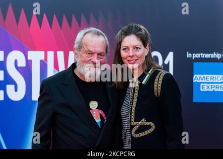 Terry Gilliam e Amy Gilliam partecipano alla Premiere britannica "The French Dispatch" durante il 65th° BFI London Film Festival al Royal Festival Hall di Londra, Gran Bretagna, 10 ottobre 2021. (Foto di Maciek Musialek/NurPhoto) Foto Stock