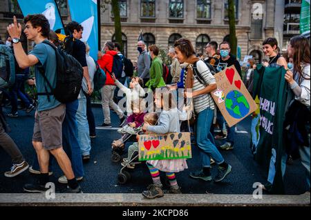 Una donna cammina con la figlia mentre tiene cartelli a sostegno del pianeta, durante la manifestazione ritorno al clima, organizzata a Bruxelles il 10th ottobre 2021. (Foto di Romy Arroyo Fernandez/NurPhoto) Foto Stock