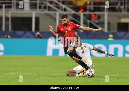 Ferran Torres di Spagna combatte per la palla contro Presnel Kimpembe di Francia durante la finale della UEFA Nations League 2021 finale di calcio tra Spagna e Francia allo Stadio Giuseppe Meazza di Milano il 10 ottobre 2021 (Foto di Fabrizio Carabelli/LiveMedia/NurPhoto) Foto Stock