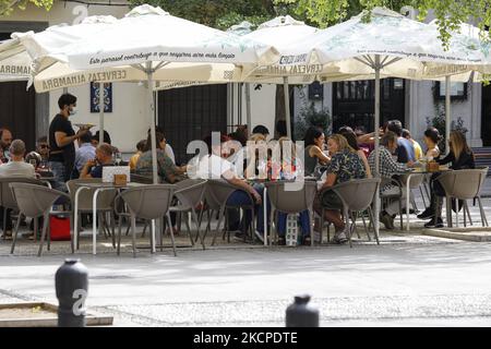 Persone sulla terrazza di un bar durante il Pilar e la Giornata Nazionale lungo fine settimana a Granada, Spagna il 11 ottobre 2021. La gente del posto apprezza il bel tempo mangiando o camminando per le strade di Granada, come molti turisti vengono a visitare la città durante questi festeggiamenti. (Foto di Ãlex CÃ¡mara/NurPhoto) Foto Stock