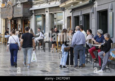 Persone sulla terrazza di un bar durante il Pilar e la Giornata Nazionale lungo fine settimana a Granada, Spagna il 11 ottobre 2021. La gente del posto apprezza il bel tempo mangiando o camminando per le strade di Granada, come molti turisti vengono a visitare la città durante questi festeggiamenti. (Foto di Ãlex CÃ¡mara/NurPhoto) Foto Stock