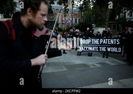 I membri del gruppo attivista Global Justice Now che si batte per le aziende farmaceutiche per sospendere i brevetti sui vaccini covid-19 si riuniscono in vista di una "marcia funeraria" da Parliament Square a Downing Street a Londra, Inghilterra, il 12 ottobre 2021. La giustizia globale ora ha citato il Regno Unito per le critiche per essersi opposto alle proposte di sospensione dei brevetti del 19 presso l’Organizzazione mondiale del commercio. La sospensione dei brevetti contenderebbe "permettere al mondo di accelerare la produzione” di vaccini covid-19 e di evitare uno stato di "apartheid vaccino” che si sviluppa tra paesi ricchi e poveri. (Foto di David Cliff/NurPh Foto Stock