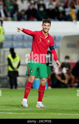 Il futuro del Portogallo Cristiano Ronaldo reagisce durante la Coppa del mondo FIFA Qatar 2022, una partita di calcio tra Portogallo e Lussemburgo, presso lo stadio Algarve di Faro, Portogallo, il 12 ottobre 2021. (Foto di Pedro FiÃºza/NurPhoto) Foto Stock