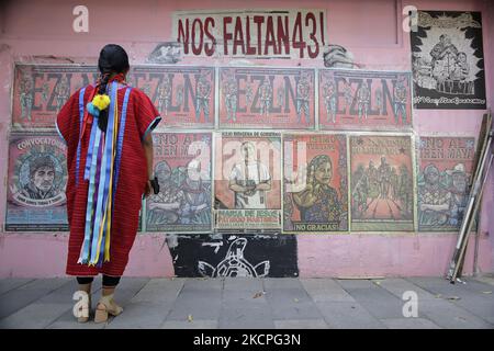 Una donna della comunità triqui che ha occupato i locali dell'Istituto Nazionale dei popoli indigeni situato a Coyoacán, Città del Messico, per l'anno scorso, di fronte ad un murale durante una conversazione e rinominando questo luogo come la Casa dei popoli e delle Comunità indigene (yä nghü yä jhöy) Samir Flores Soberanes, in occasione del 25th° anniversario della nascita del Congresso Nazionale indigeno e di 529 anni di resistenza indigena all'arrivo degli europei in America. (Foto di Gerardo Vieyra/NurPhoto) Foto Stock