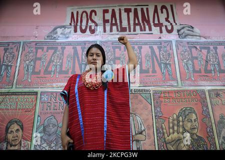 Una donna della comunità Triqui si pone di fronte ad un murale creato dalla comunità Otomí che ha occupato i locali dell'Istituto Nazionale dei popoli indigeni situato a Coyoacán, Città del Messico, per l'anno scorso, Durante una conversazione e la ridenominazione di questo luogo come Casa dei popoli e delle comunità indigene (yä nghü yä jhöy) di Samir Flores Soberanes, In occasione del 25th° anniversario della nascita del Congresso Nazionale indigeno e di 529 anni di resistenza indigena all'arrivo degli europei in America. (Foto di Gerardo Vieyra/NurPhoto) Foto Stock