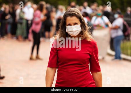 Il ministro delle Finanze canadese, Chrystia Freeland, sorda mentre fugge da una conferenza stampa alla Casa Bianca durante una protesta dei leader indigeni contro Enbridge e il gasdotto Line 3. Se ne andò subito quando gli fu chiesto di parlare della protesta e di Enbridge. Attivisti nativi americani il continuo uso di combustibili fossili in generale, e la linea 3 in particolare. (Foto di Allison Bailey/NurPhoto) Foto Stock