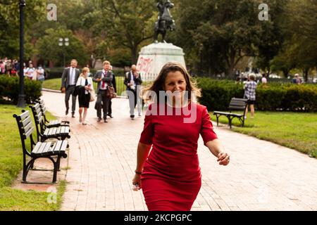 Il ministro delle Finanze canadese, Chrystia Freeland, sorda mentre fugge da una conferenza stampa alla Casa Bianca durante una protesta dei leader indigeni contro Enbridge e il gasdotto Line 3. Se ne andò subito quando gli fu chiesto di parlare della protesta e di Enbridge. Attivisti nativi americani il continuo uso di combustibili fossili in generale, e la linea 3 in particolare. (Foto di Allison Bailey/NurPhoto) Foto Stock