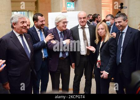 Frome da sinistra a destra: Antonio Tajani, Lorenzo Cesa, Matteo Salvini, Vittorio Sgarbi, Enrico Michetti, Giorgia Meloni, Maurizio Lupi. Durante il Centro stampa leader di destra uniti per Enrico Michetti. Il 13 ottobre 2021 al tempio Adriano&#39;s di Roma (Foto di Gloria Imbrogno/LiveMedia/NurPhoto) Foto Stock