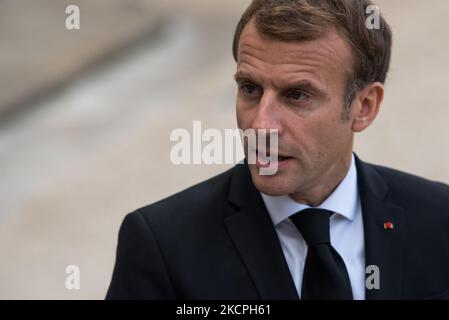 Il presidente francese Emmanuel Macron si rivolge alla stampa durante il vertice bilaterale con il presidente del Tadjikistan, Emomali Rahmon, che si è tenuto a Parigi il 13 ottobre 2021. (Foto di Andrea Savorani Neri/NurPhoto) Foto Stock