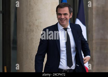 Il Ministro della Sanità Olivier Veran lascia il Palazzo dell'Eliseo alla fine del Consiglio dei Ministri, a Parigi, 13 ottobre 2021. (Foto di Andrea Savorani Neri/NurPhoto) Foto Stock