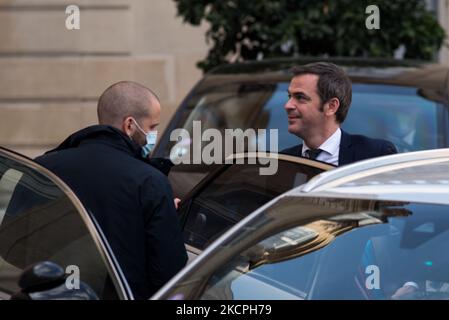 Il Ministro della Sanità Olivier Veran lascia il Palazzo dell'Eliseo alla fine del Consiglio dei Ministri, a Parigi, 13 ottobre 2021. (Foto di Andrea Savorani Neri/NurPhoto) Foto Stock