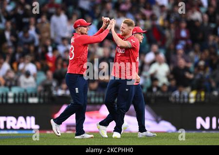 Il ben Stokes inglese reagisce con Liam Livingston (a sinistra) in seguito al licenziamento della pastella dello Sri Lanka KUSAL Mendis durante la partita di Coppa del mondo T20 al Sydney Cricket Ground, Sydney. Data immagine: Sabato 5 novembre 2022. Foto Stock