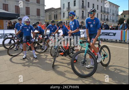 I membri del TEAM NAZIONALE ITALIANA (Nazionale Italiana) si sono visti al via della nuova edizione del giro del Veneto, la classica gara ciclistica italiana 168,8km da Cittadella a Padova, che si è tenuta in Veneto. Mercoledì 13 ottobre 2021 a Padova, Veneto, Italia. (Foto di Artur Widak/NurPhoto) Foto Stock