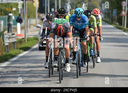 Matteo Zurlo d'Italia e il team ZALF EUROMOBIL DESIREE FIOR sono alla guida della disgregazione di otto uomini a Piazzola sul Brenta, in occasione della nuova edizione del giro del Veneto, la 168,8km gara italiana di bicicletta classica da Cittadella a Padova, che si svolge in Veneto. Mercoledì 13 ottobre 2021 a Padova, Veneto, Italia. (Foto di Artur Widak/NurPhoto) Foto Stock