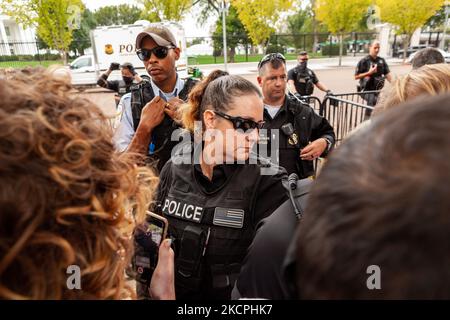 Gli ufficiali del Servizio Segreto DEGLI STATI UNITI rispondono durante un'azione di disobbedienza civile guidata dai nativi americani alla Casa Bianca contro l'uso continuato di combustibili fossili il terzo giorno di una settimana di azione ospitata da persone contro combustibili fossili. I manifestanti hanno due richieste importanti da parte dell’amministrazione Biden: Cessare l’approvazione dei progetti per le infrastrutture dei combustibili fossili e condurre una trasformazione dell’energia rinnovabile. (Foto di Allison Bailey/NurPhoto) Foto Stock