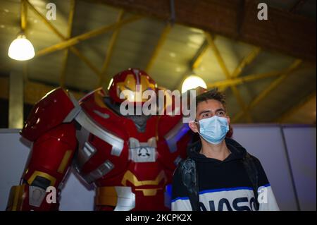 Un partecipante scatta una foto con una tuta Marvel Comics Iron Man durante il primo giorno di The SOFA (Salon del Ocio y la Fantasia) 2021, una fiera rivolta al pubblico geek in Colombia che mescola Cosplay, giochi, supereroi e appassionati di film provenienti da tutta la Colombia, a Bogota, Colombia il 14 ottobre 2021. (Foto di Sebastian Barros/NurPhoto) Foto Stock