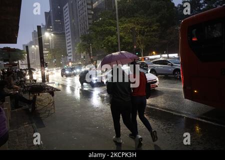 Peopke passeggiata lungo Avenida Paulista durante una notte piovosa a San Paolo, Brasile, il 14 ottobre 2021 (Foto di Cris FAGA/NurPhoto) Foto Stock