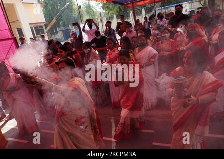 Le devote indù esibiscono il tradizionale 'Dhunuchi Naach' (danza tradizionale) l'ultimo giorno del festival di Durga Puja all'interno di un 'pandala', una struttura temporanea allestita per il culto, durante il festival di Durga Puja a Nuova Delhi, in India, il 15 ottobre 2021. (Foto di Mayank Makhija/NurPhoto) Foto Stock