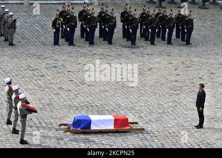 Il presidente francese Emmanuel Macron rende omaggio di fronte alla bara di Hubert Germain - l'ultimo compagno di liberazione WW II - all'Hotel des Invalides di Parigi - 15 ottobre 2021. (Foto di Daniel Pier/NurPhoto) Foto Stock