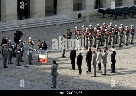 Il presidente francese Emmanuel Macron rende omaggio di fronte alla bara di Hubert Germain - l'ultimo compagno di liberazione WW II - all'Hotel des Invalides di Parigi - 15 ottobre 2021. (Foto di Daniel Pier/NurPhoto) Foto Stock