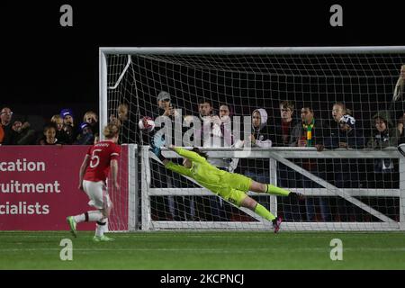 Aofie Mannion del Manchester United Punizione batte strettamente le mani strenue del Megan Borthwick delle donne Durham durante la partita della fa Women's Continental League Cup tra le donne Durham e il Manchester United al castello di Maiden, a Durham City, giovedì 14th ottobre 2021. (Foto di Mark Fletcher/MI News/NurPhoto) Foto Stock