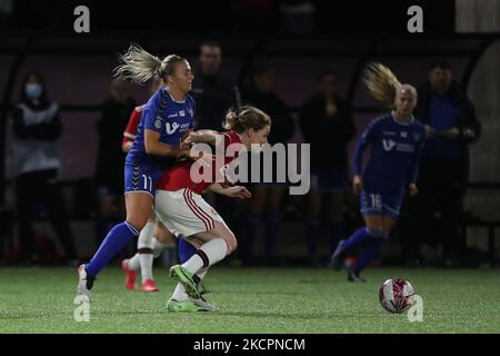 Bridget Galloway of Durham Women in azione con Aofie Mannion del Manchester United durante la partita della fa Women's Continental League Cup tra Durham Women e Manchester United al Maiden Castle, Durham City giovedì 14th ottobre 2021. (Foto di Mark Fletcher/MI News/NurPhoto) Foto Stock