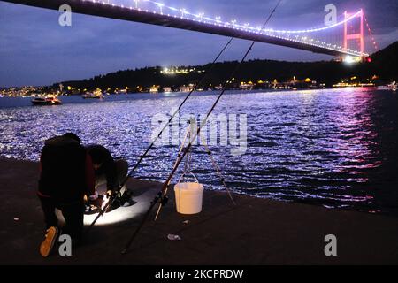 Persone che pescano nella fortezza Rumeli a Istanbul, Turchia su Octaber 16, 2021. (Foto di Umit Turhan Coskun/NurPhoto) Foto Stock