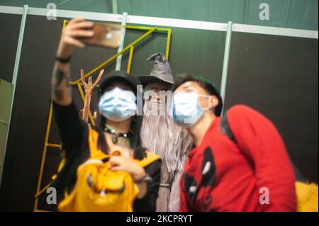 Le persone scattano foto e selfie con le sculture dei personaggi dei film horror durante il terzo giorno del DIVANO (Salon del Ocio y la Fantasia) 2021, una fiera rivolta al pubblico geek in Colombia che mescola Cosplay, giochi, supereroi e appassionati di film da tutta la Colombia, a Bogota, Colombia il 14 ottobre 2021. (Foto di Sebastian Barros/NurPhoto) Foto Stock