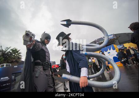 Un padre e suo figlio cosplay DC personaggio Batman (sinistra) e Marvel's Spiderman nemico Dottor Octopus (destra) durante il terzo giorno del DIVANO (Salon del Ocio y la Fantasia) 2021, una fiera rivolta al pubblico geek in Colombia che mescola Cosplay, gioco, Supereroi e appassionati di cinema provenienti da tutta la Colombia, a Bogotà, Colombia, il 14 ottobre 2021. (Foto di Sebastian Barros/NurPhoto) Foto Stock