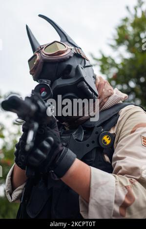 Un cospayer che indossa un costume Batman durante il terzo giorno del DIVANO (Salon del Ocio y la Fantasia) 2021, una fiera rivolta al pubblico geek in Colombia che mescola Cosplay, giochi, supereroi e appassionati di film provenienti da tutta la Colombia, a Bogota, Colombia il 14 ottobre 2021. (Foto di Sebastian Barros/NurPhoto) Foto Stock