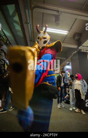 I cosplayers usano i costumi dei personaggi di gioco della League of Legends durante il terzo giorno di The SOFA (Salon del Ocio y la Fantasia) 2021, una fiera rivolta al pubblico geek in Colombia che mescola Cosplay, giochi, supereroi e appassionati di film provenienti da tutta la Colombia, a Bogota, Colombia, il 14 ottobre 2021. (Foto di Sebastian Barros/NurPhoto) Foto Stock