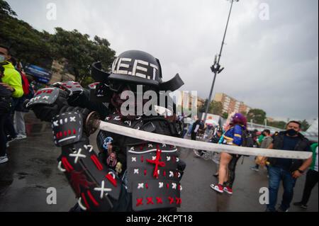 ANIME Fans cosplay i loro personaggi preferiti durante il terzo giorno del DIVANO (Salon del Ocio y la Fantasia) 2021, una fiera rivolta al pubblico geek in Colombia che mescola Cosplay, giochi, supereroi e appassionati di film provenienti da tutta la Colombia, a Bogotà, Colombia, il 14 ottobre 2021. (Foto di Sebastian Barros/NurPhoto) Foto Stock