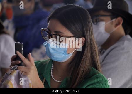 I partecipanti alla Fiera Internazionale del Libro Zócalo di Città del Messico, ascoltano la partecipazione di Rafael Correa Delgado, ex presidente dell'Ecuador (2007-2017), come parte del Forum prospettive di integrazione del continente americano. (Foto di Gerardo Vieyra/NurPhoto) Foto Stock