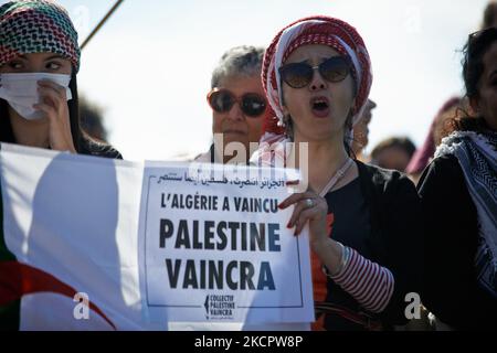 Una donna grida mentre tiene un foglio che legge 'l'Algeria ha prevalso?. Decine di manifestanti camminano per comperare il 60th° anniversario della strage di manifestanti algerini da parte della polizia francese a Parigi il 17th 1961 ottobre. Il 17th 1961 ottobre, gli algerini scesero in piazza a sostegno della FLN (fronte Nazionale di Liberazione) che stava combattendo una guerra di indipendenza dalla Francia. I poliziotti sono intervenuti e hanno ucciso almeno 120 persone (annegando nella Senna o sparando a un punto vuoto). Hanno arrestato almeno 12.000 persone e picchiato severamente molti manifestanti. Ancora oggi, né la polizia francese né la stat Foto Stock